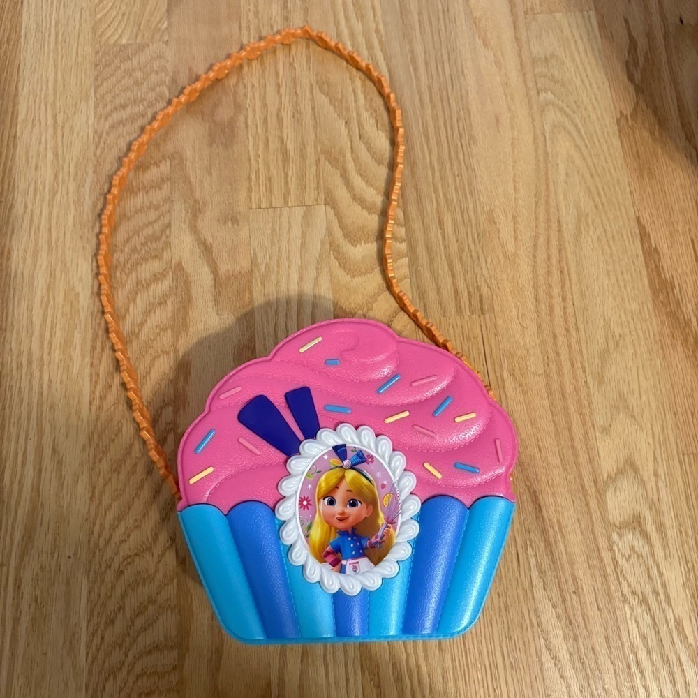 Disney Junior Alice’s Wonderland Bakery Bag Set with Toy Kitchen Accessories